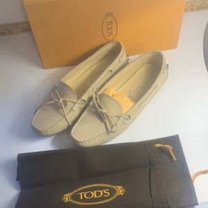 TOD'S Beige Pebbled Leather Driving Loafers with Bow